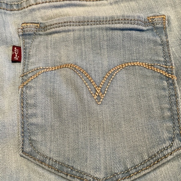 Woman's Levi's Shaping Capri Light Wash Classic Denim Jeans - Picture 13 of 17